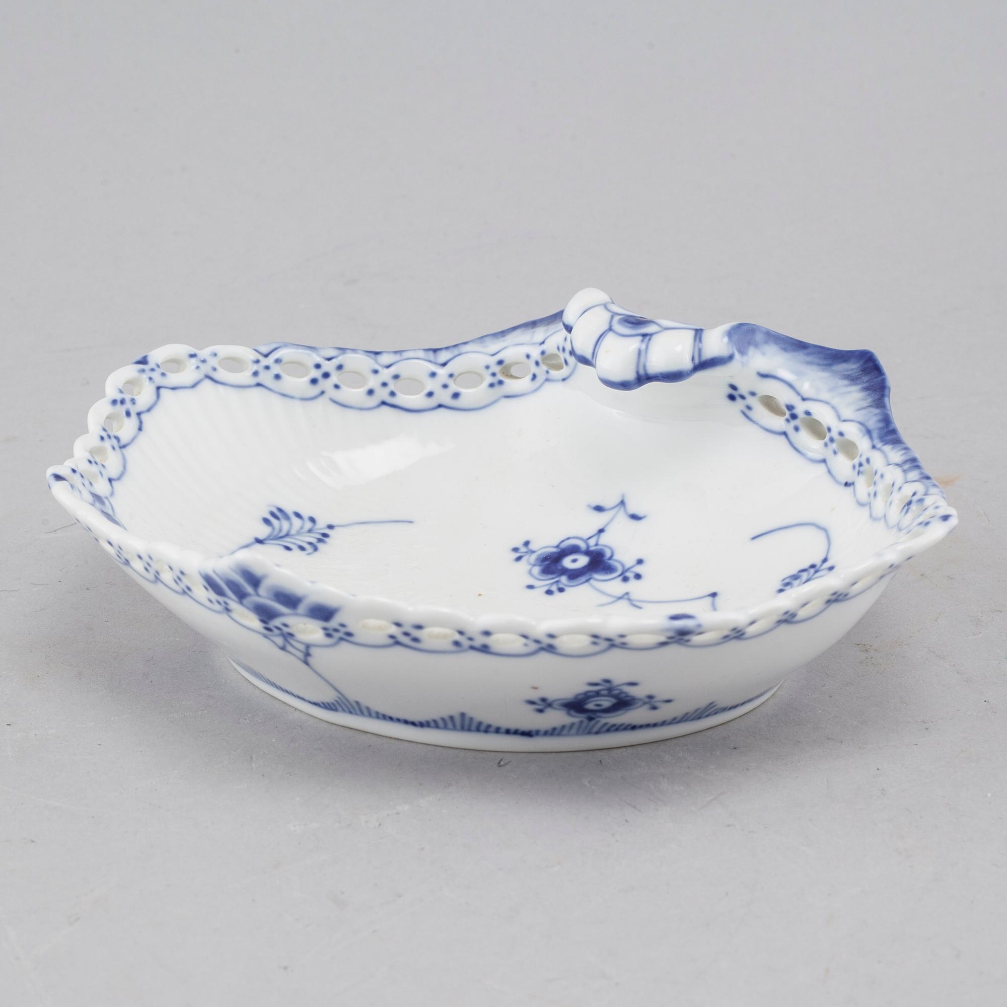 A porcelain tableware set of 69 pcs, "Musselmalet" by Royal Copenhagen, second half of the 20th century.