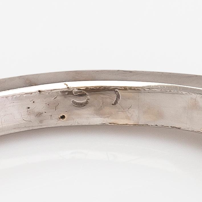Sormus, 18K valkokultaa ja timantteja n. 6.15 ct yht. SJL-todistus.