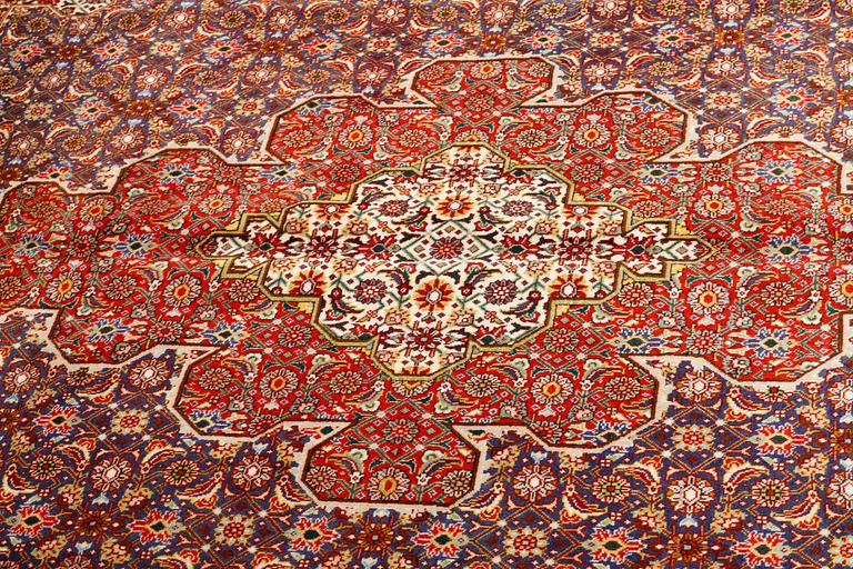 A Täbriz rug, 305 x 200 cm.