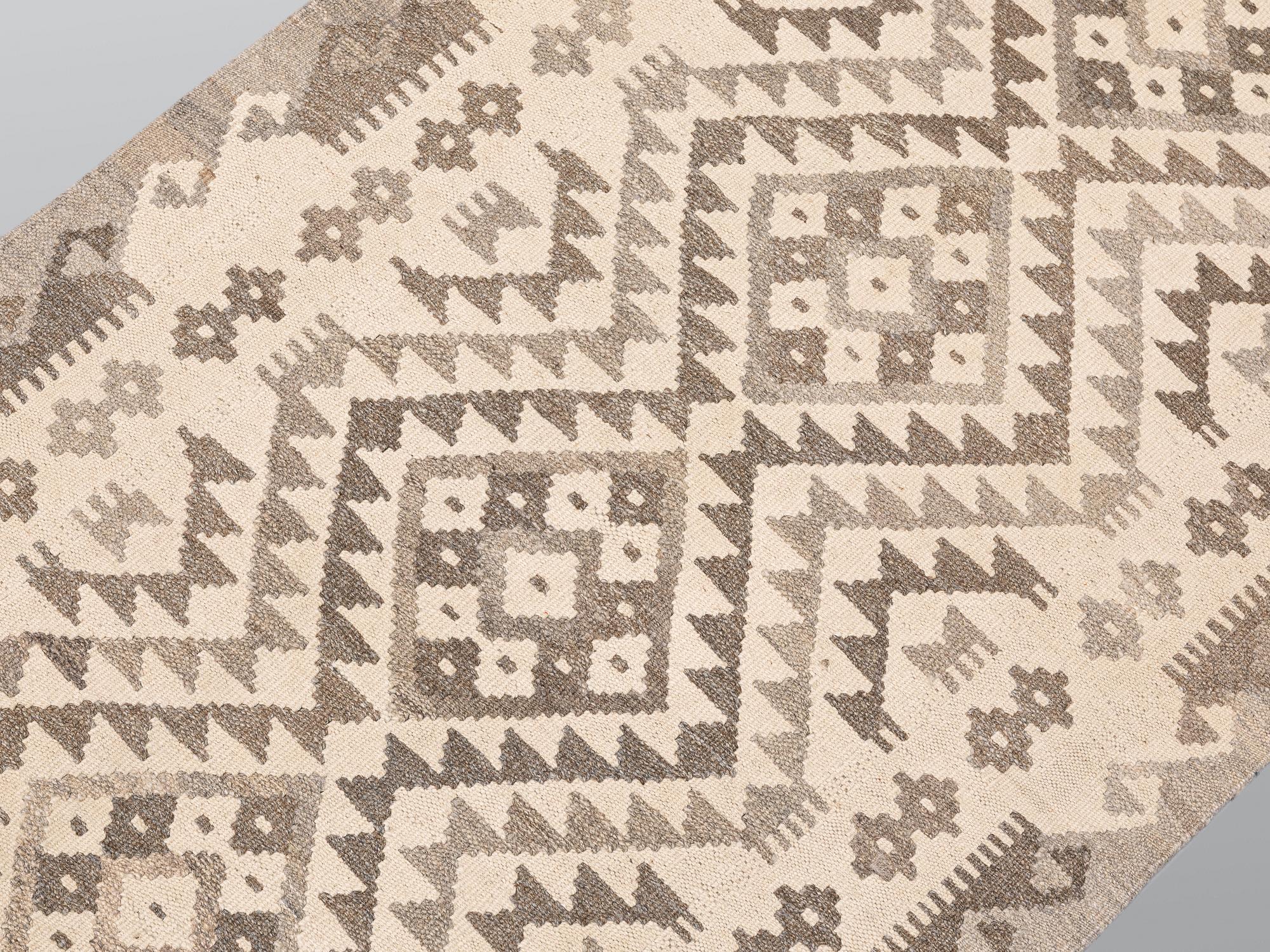 A Kilim runner, approx. 391 x 80 cm.