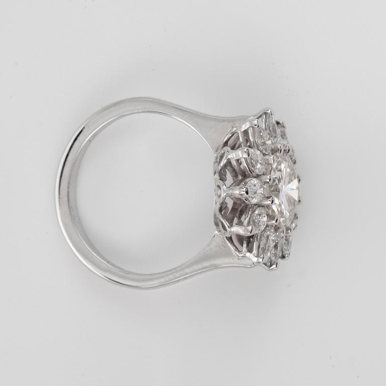 RING med en ca 2.27 ct briljantslipad diamant samt droppformade diamanter totalt ca 1.20 ct.