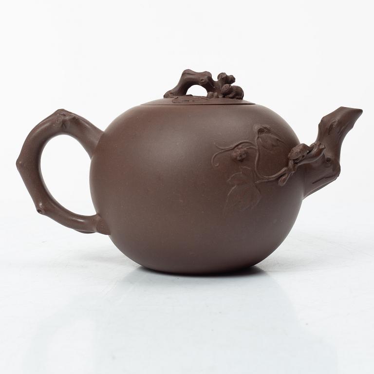 Två tekannor, yixing, Kina, tidigt 1980-tal.