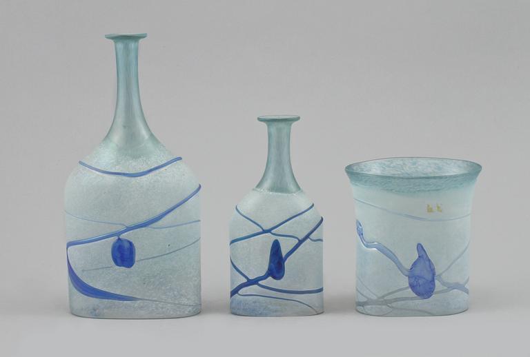 FLASKOR, 2 st, VAS samt SKÅL, glas, Bertil Vallien, Kosta Boda, två signerade delar.