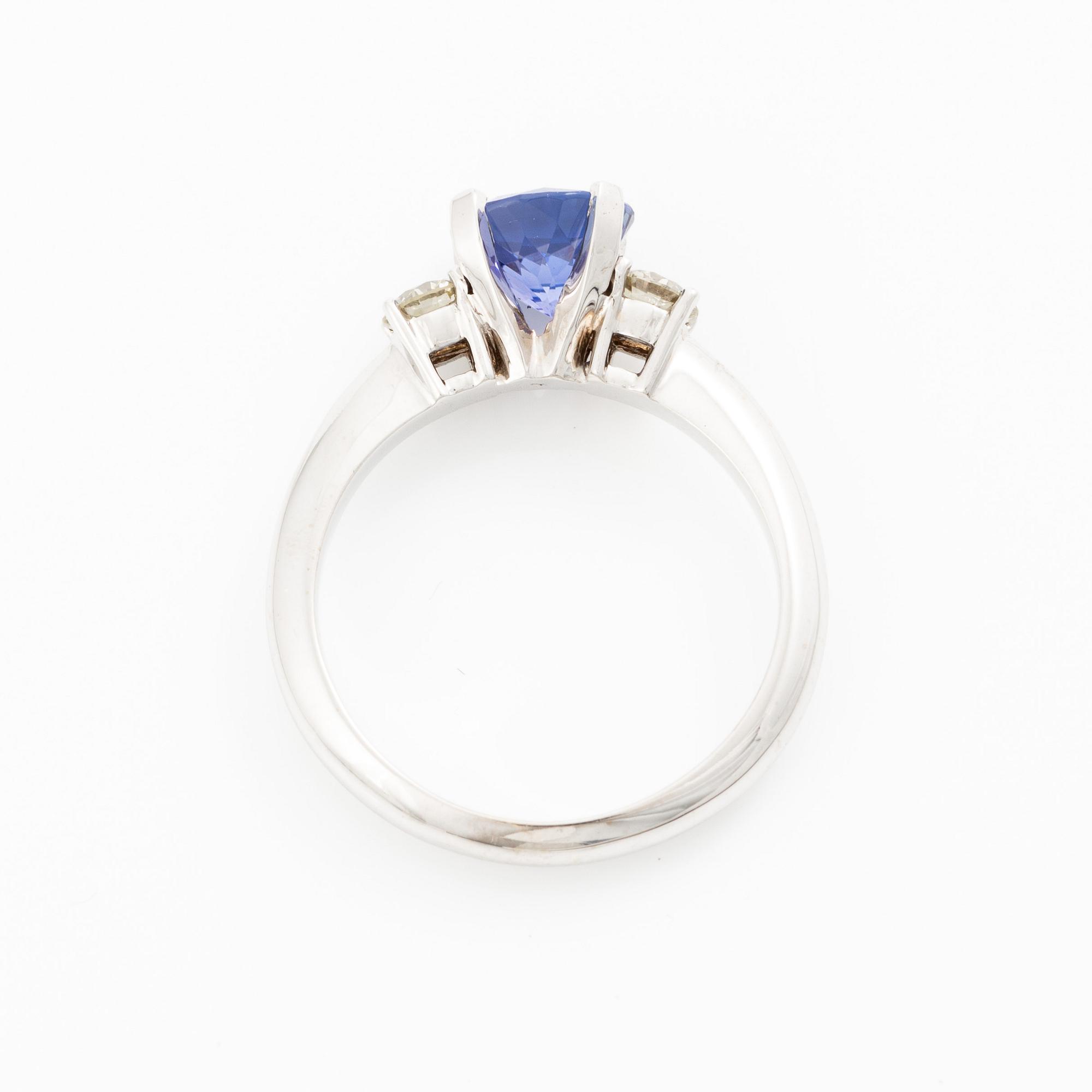 Ring 18K white gold with tanzanite and brilliant-cut diamonds.