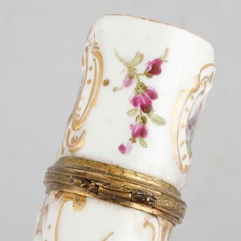 A porcelain box, 18th century.