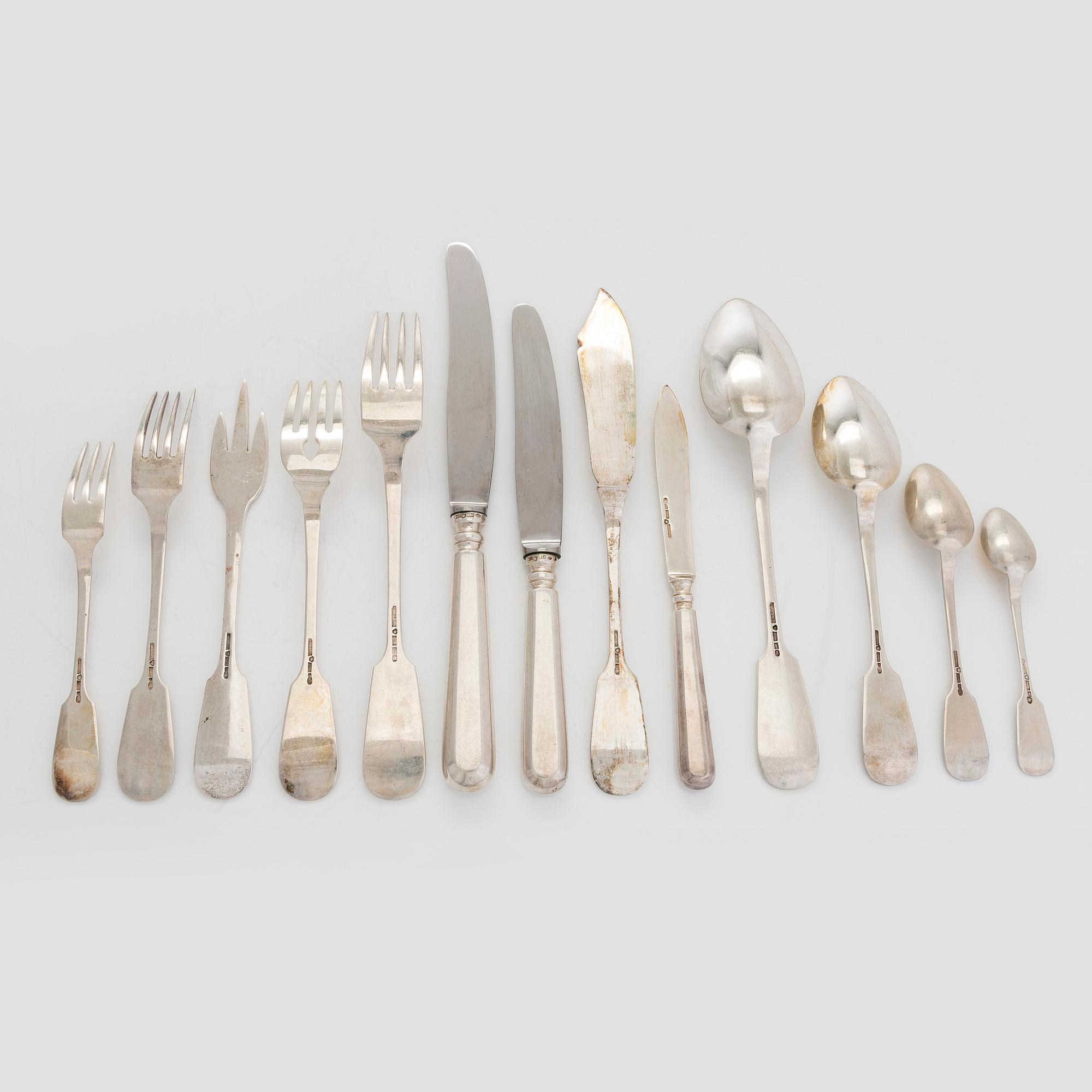 A canteen box of 253 pieces silver cutlery by Viktor Lindman, Helsinki 1916.