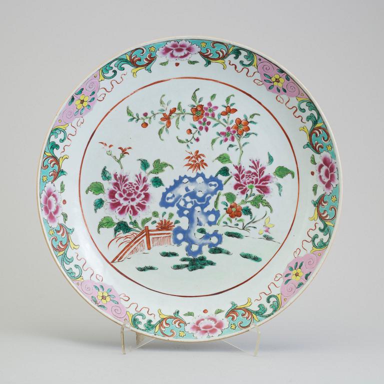 A large famille rose export porcelain dish, Qing dynasty, Qianlong (1736-95).