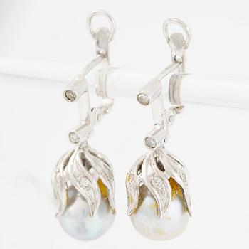 Örhängen, ett par, 18K vitguld med grå pärlor och små åttkantslipade diamanter.