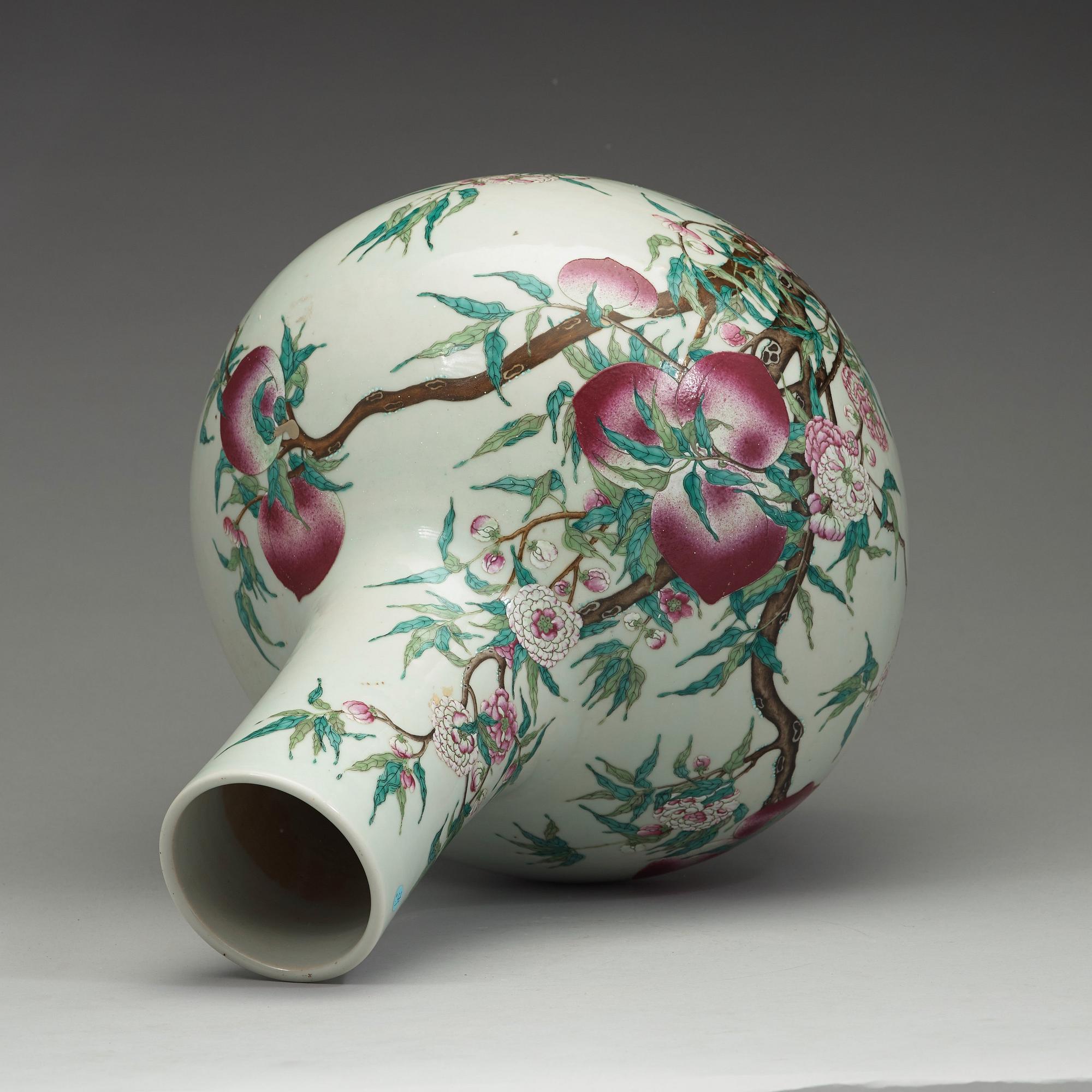 GOLVVAS, porslin. Qingdynastin, omkring 1900 med märke.