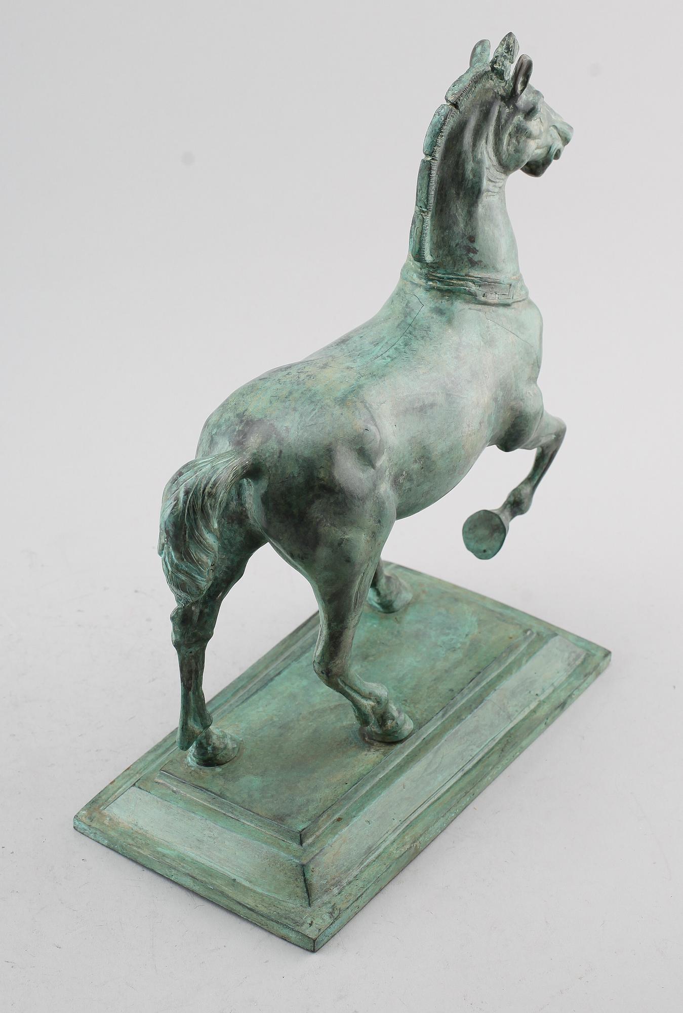 SKULPTUR, grönpatinerad brons, kopia av en av de Bysantinska Hästarna, 1900-talets andra hälft.