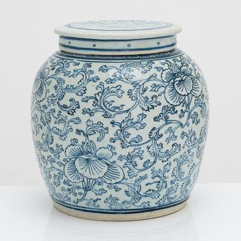 A blue and white jar with cover, late Qing dynasty, end of 19th century.