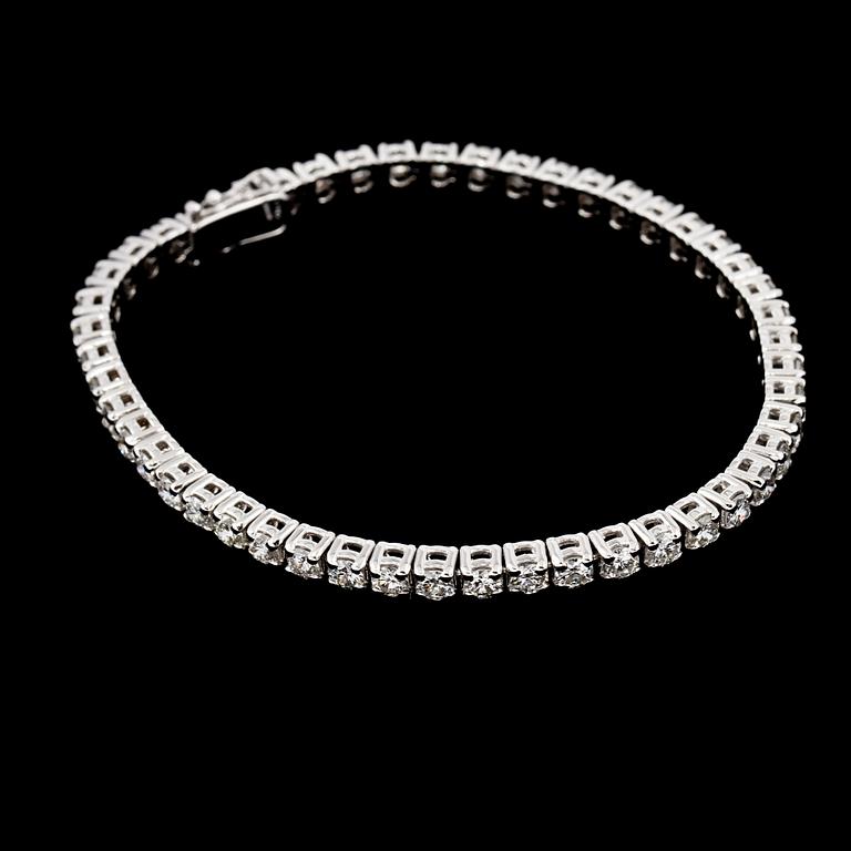 ARMBAND, 18k vitguld med briljantslipade diamanter, 6.42 ct. Vikt 19,1 g.