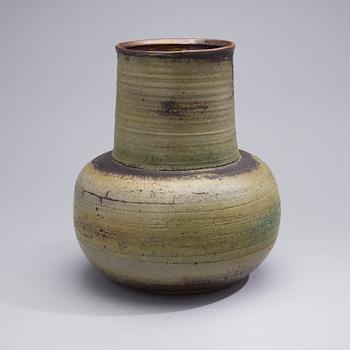 KYLLIKKI SALMENHAARA, A CERAMIC VASE. Signed KS, Arabia.