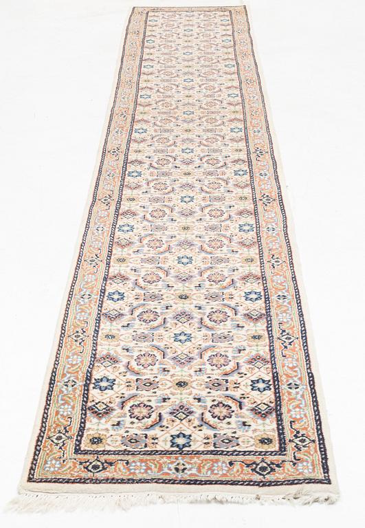 Gallerimatta, 475 x 80 cm.