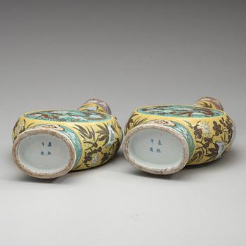 A pair of famille rose vases, Qing dynasty, late 19th Century.