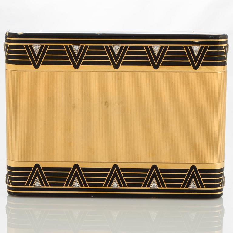 A Cartier Art Deco cigarett case in 18K gold with black enamel and eight-cut diamonds. dimensions 9.8 X 7.5 X 1.2 cm, weight 183 g. Signed Cartie...