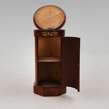 KOLONNSKÅP, 1800-talets mitt.