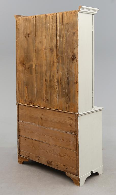 VITRINSKÅP, 1800-talets första hälft, senare montering.