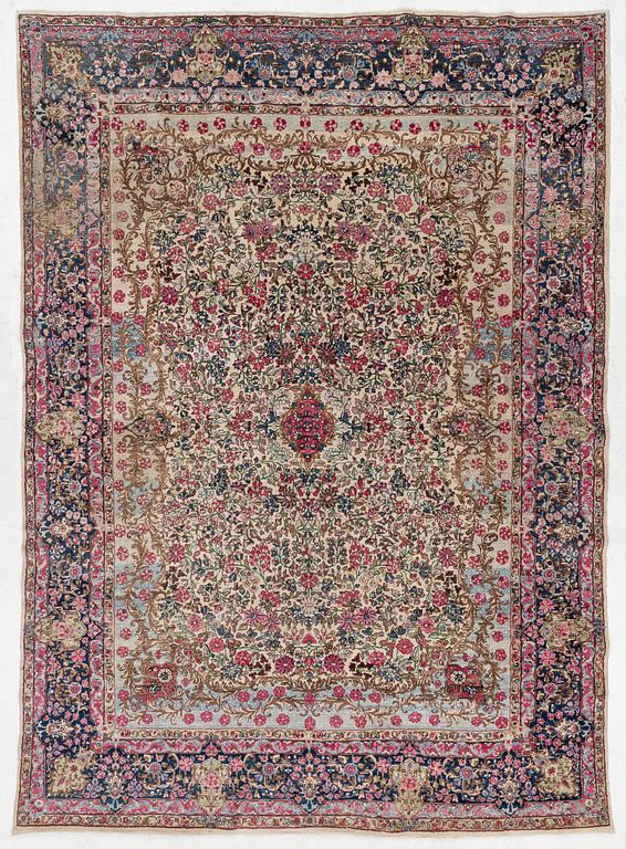 Matta, Kirman, ca 365 x 265 cm.