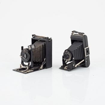 A pair of 1930s cameras, one Kodak Folding Brownie Six-20 and an Ica Icarette. Earlier half of the 20:th century.