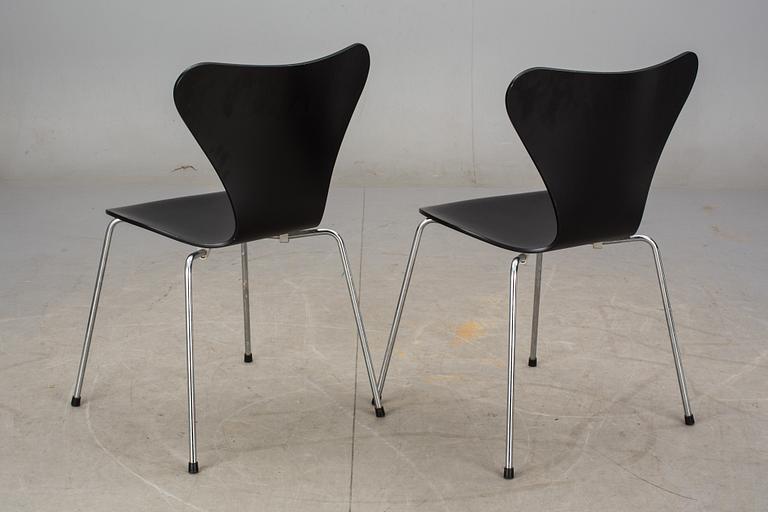 STOLAR, ett par, "Sjuan", Arne Jacobsen, Fritz Hansen, etikettmärkta 2000.