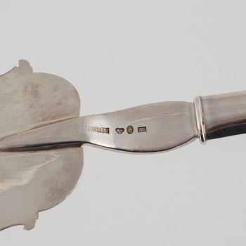 Serving cutlery, 2 pieces, mark of Gustaf Möllenborg, Stockholm 1831 and Hans Georg Vogt & Söner, Kristianstad, 1855.