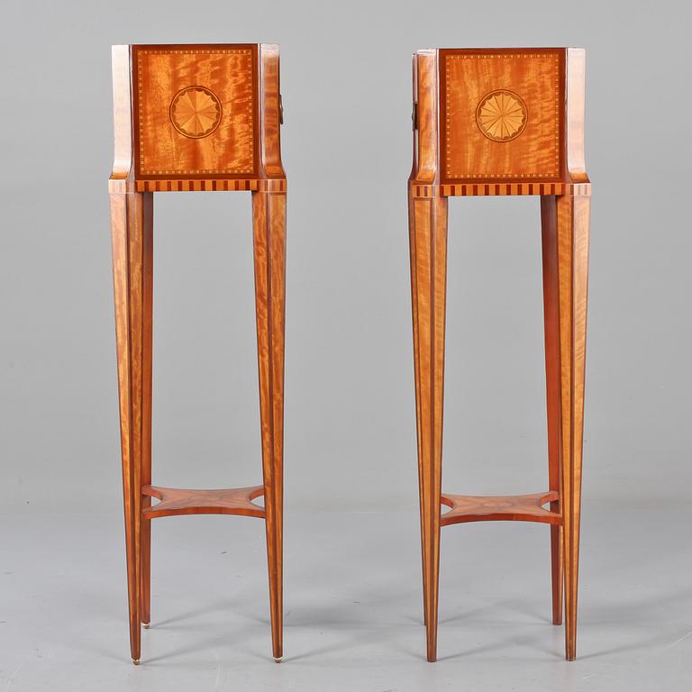 PIEDESTALER, ett par, gustaviansk stil, sent 1900-tal.