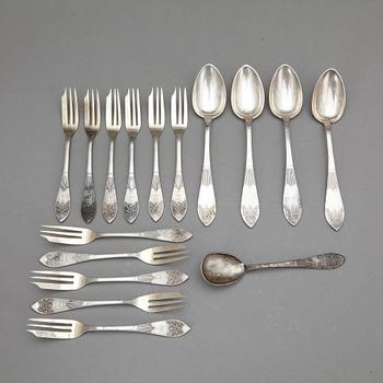 DESSERTSKEDAR SAMT TÅRTGAFFLAR, 15 delar, silver, otydliga stämplar, Lettland,  1922 - 1939. tot vikt ca 459 gram.