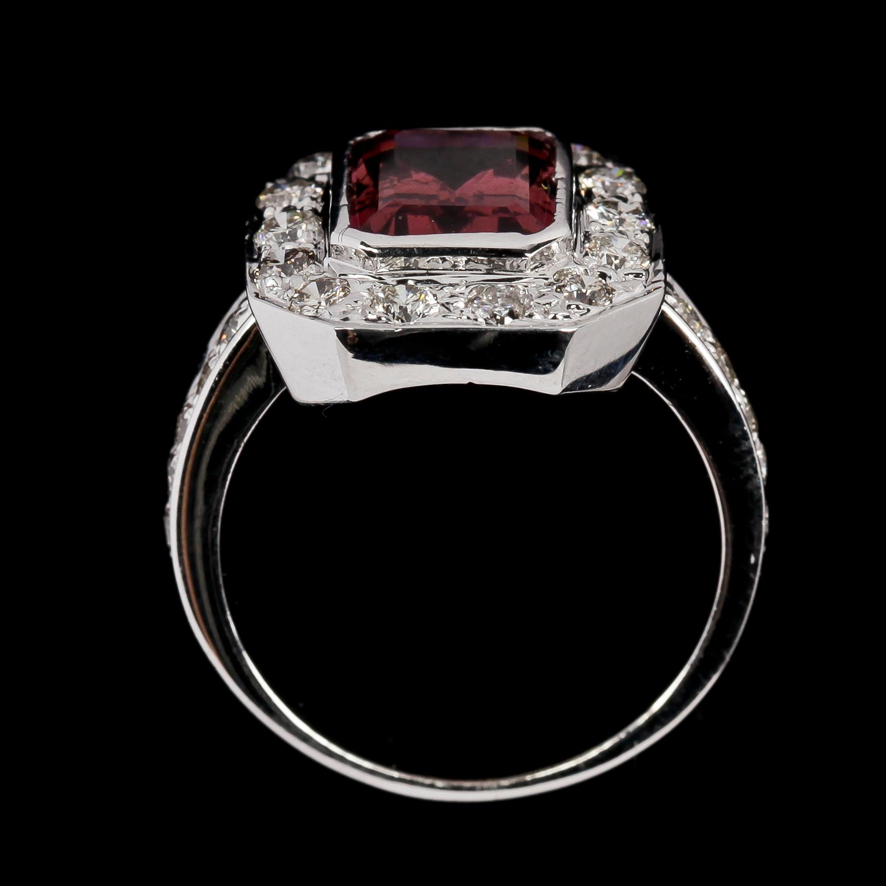 RING, trappslipad rosa turmalin samt briljantslipade diamanter, tot. ca 1 ct.