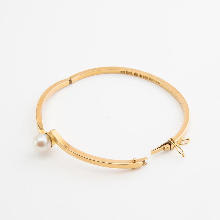 Bracelet and ring, 18k gold with pearls and brilliant-cut diamonds.