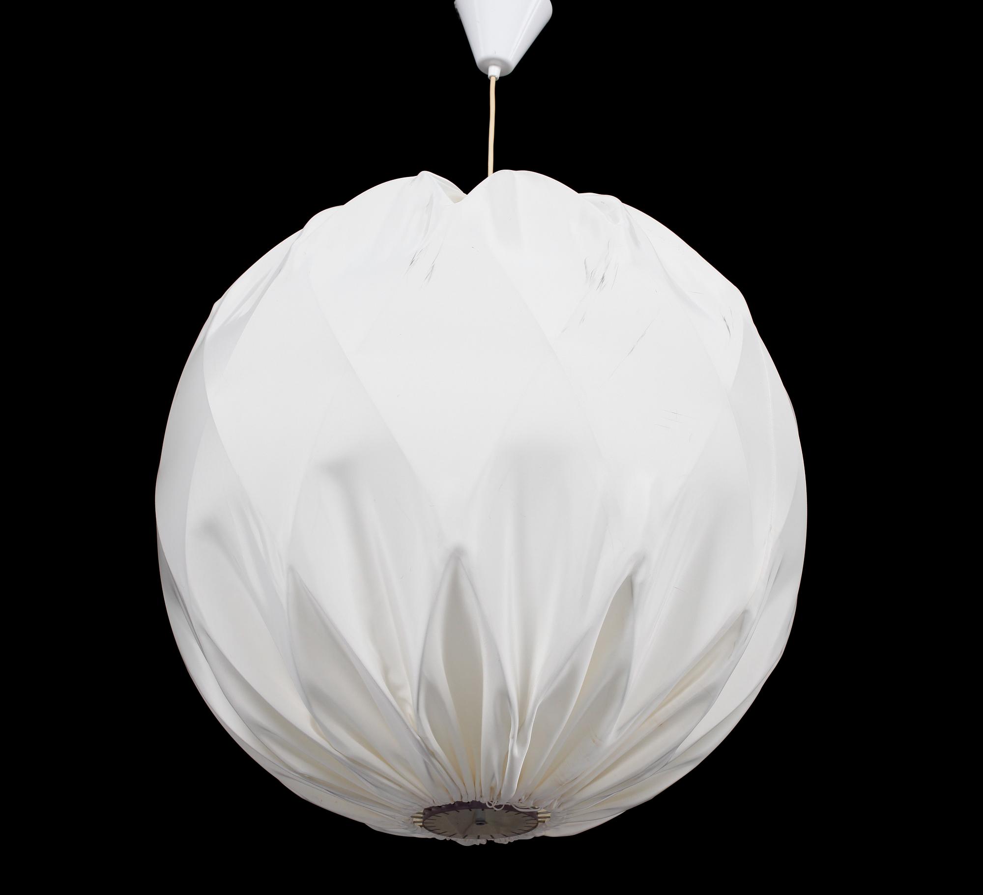 TAKLAMPA, "Pia", Thore Ahlsén, 1900-talets andra hälft. Höjd ca 70 cm.