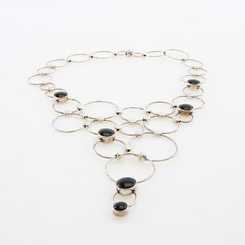Regitze Overgaard, Collier av silver med slipad onyx, Georg Jensen.