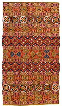 869. TÄCKE Två ihopsydda delar. Krabbasnår. 213,5x119 cm. Österlen 1800-talets andra hälft.