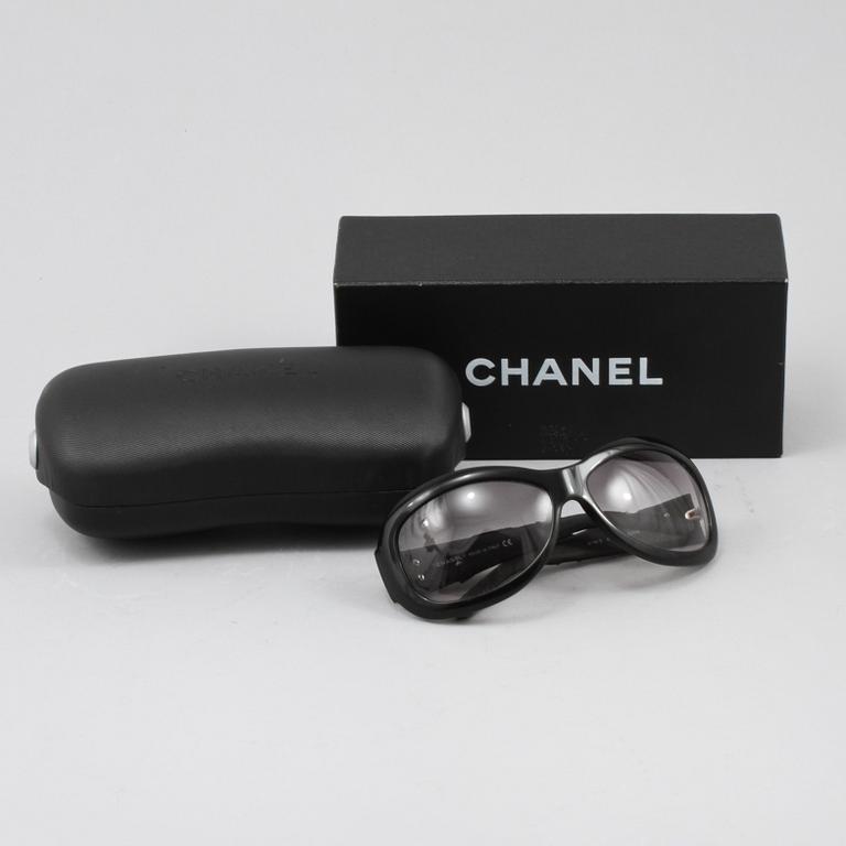 SOLGLASÖGON, Chanel.