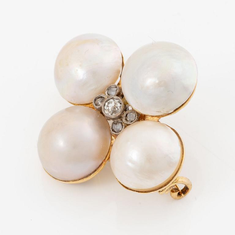 Brooch 18K gold with natural pearls and old- and rose-cut diamonds.