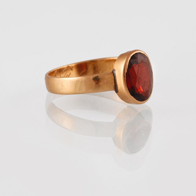 RING, 18K guld med fasettslipad granat,  Åsele, 1887. Vikt 2,7 gram.