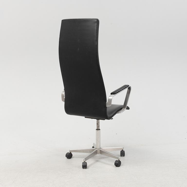 An 'Oxford' swivel officechair by Arne JAcobsen for Fritz Hansen dated 1988.