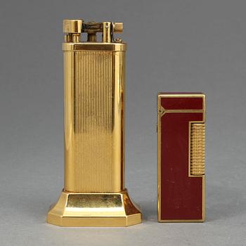 CIGARETTÄNDARE, 2 st, båda märkta Dunhill, England respektive Schweiz, 1900-talets första hälft.