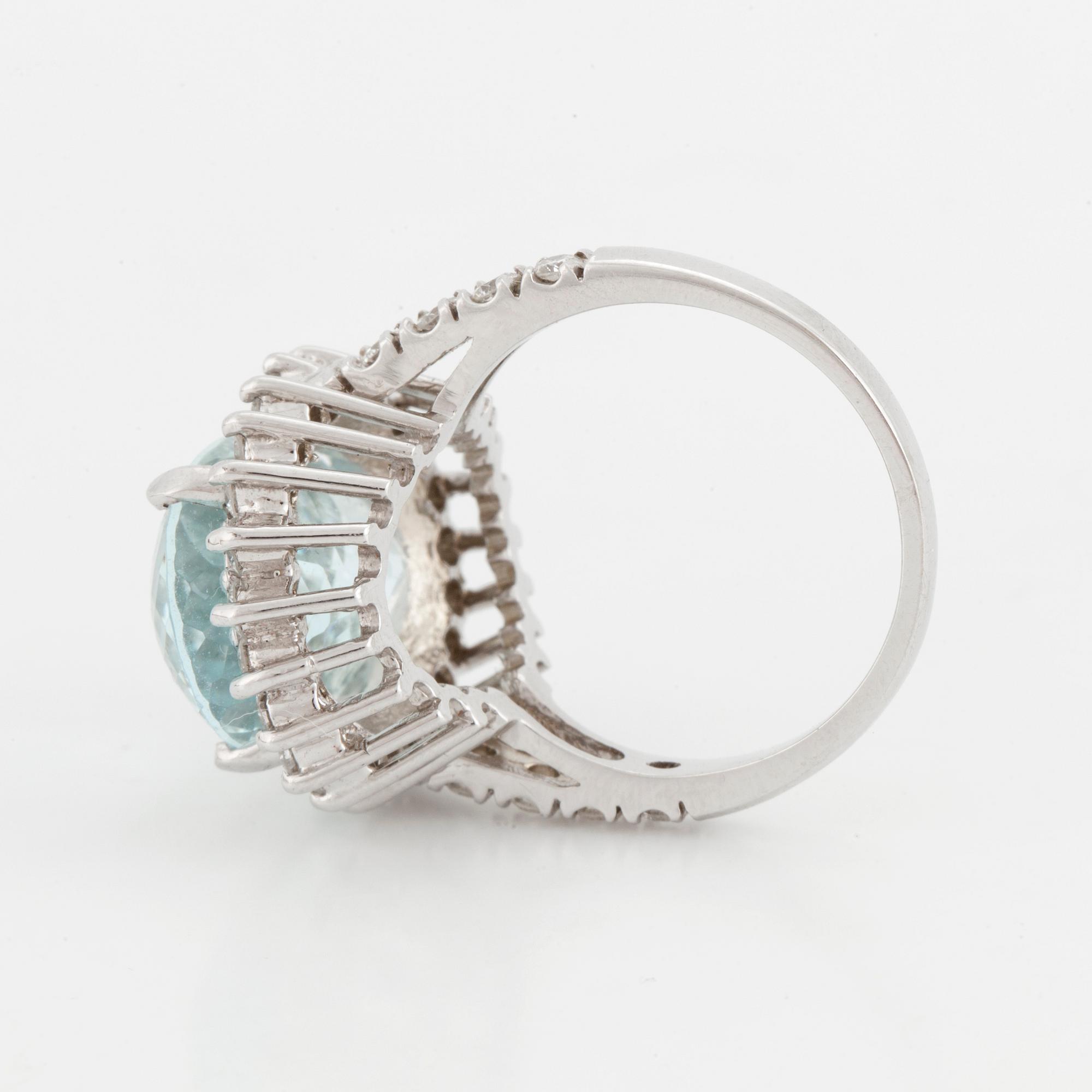 RING med akvamarin och briljantslipade diamanter.