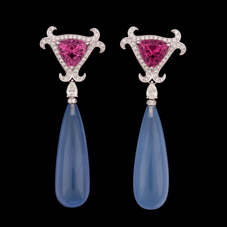 ÖRHÄNGEN, 18k vitguld med ljusblå kalcedon, rosa turmaliner, tot. 4.14 ct, och briljantslipade diamanter, tot. 0.86 ct.