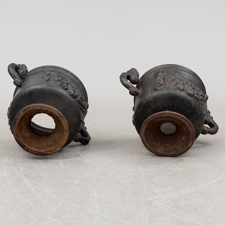 TRÄDGÅRDSURNOR, ett par, gjutjärn, Stafsjö bruk, 1900-tal.