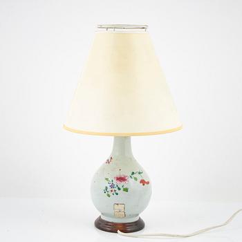 A famille rose export porcelain vase, turned into a table lamp, Qing dynasty, Qianlong (1736-95).