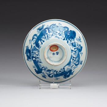 A blue and white Transitional bowl, 17th Century.