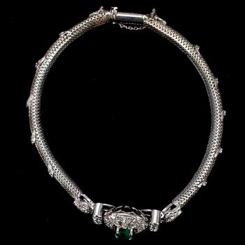 ARMBAND, 18K vitt guld, 1 smaragd 5 x 6 cm, 104 diamanter ca 2,5 ct. Vikt ca 26,7 g.