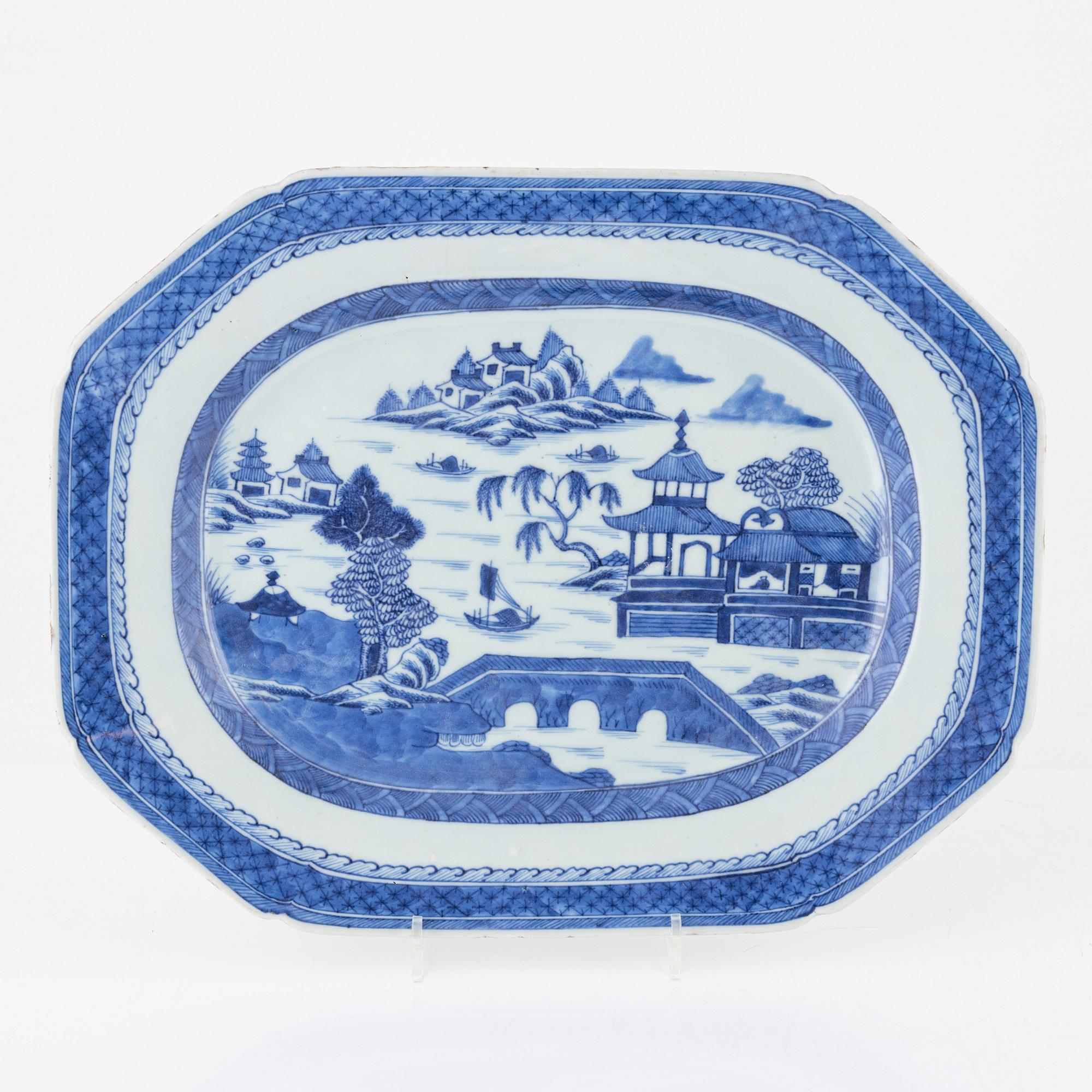 A pair of blue and white serving dishes, Qing dynasty, Qianlong (1736-95).