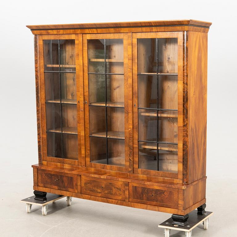 Bookcase/Display cabinet, first half of the 20th century.