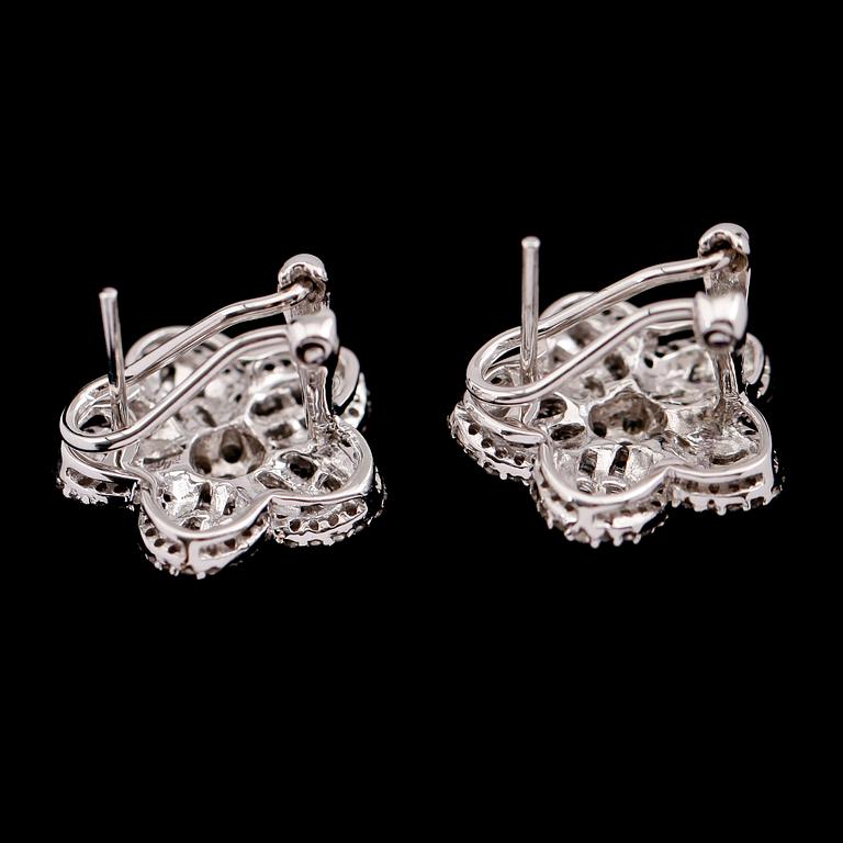 ÖRHÄNGEN, 1 par, 18 k vitguld, briljant och baguetteslipade diamanter tot ca 0.87 ct.