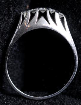 RING, vitguld samt 5 briljantslipade diamanter, tot ca 0.22 ct.