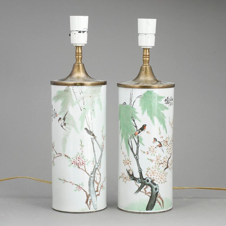 BORDSLAMPOR/VASER, ett par, porslin, Kina, 1900-tal.