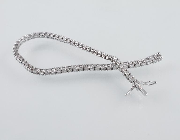 ARMBAND, 18K vitguld med briljantslipade diamanter ca 3.55 ct. Vikt 10,9 gram.